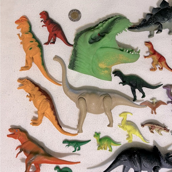 DK Book - “100 First Dinosaur Words” with 46 Plastic Dinosaurs of Various Sizes - Picture 6 of 9